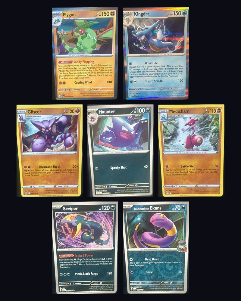 Las 7 cartas juntas, sin funda: Flygon holo y Kingdra holo, más Gliscor, Haunter, Medicham, Seviper y Team Rocket's Ekans (Phantasmal Flames, Paradox Rift, Lost