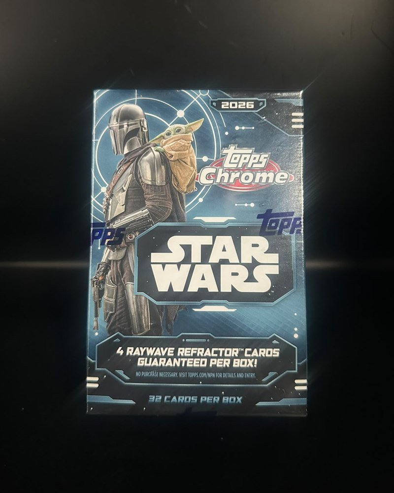 Caja sellada con 32 cartas (8 sobres de 4) y 4 RayWave Refractor garantizados