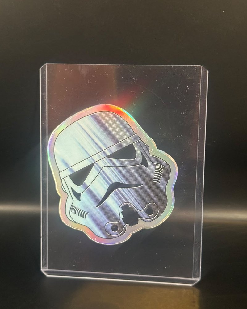 Topps Chrome Star Wars 2026, inserto Stormtrooper Command SC-6, troquelada en forma de casco