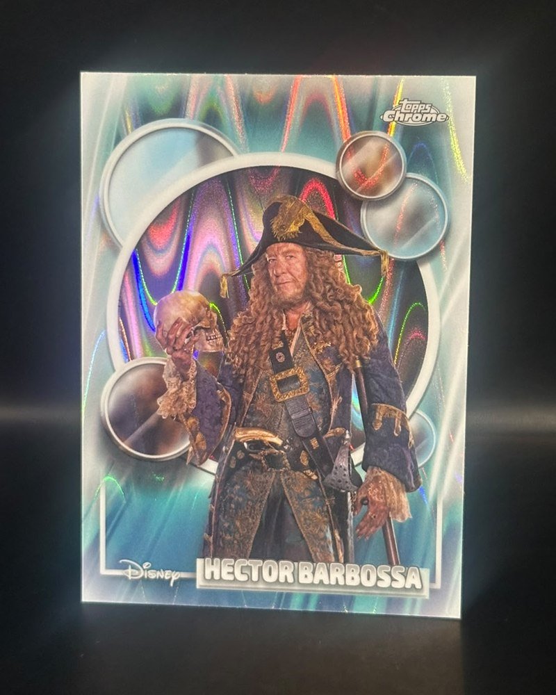 Piratas del Caribe · Topps Chrome Disney 2026 #16, paralelo de ondas holográficas