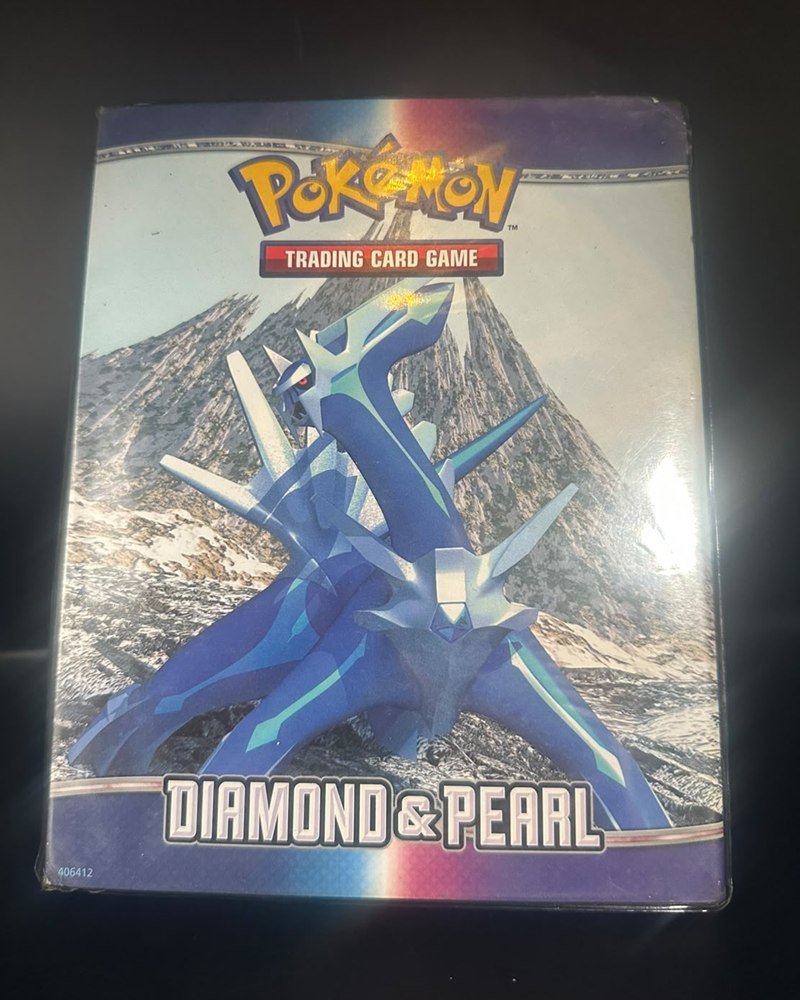 Álbum Ultra Pro de 2007 lleno: 108 cartas de 2005 a 2025 en 27 páginas (era Diamond & Pearl, Platinum y recientes). Se vende completo