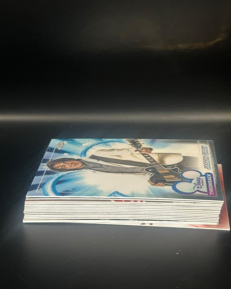 50 cartas random de Topps Chrome Disney, sin funda. Promo: posible hit escondido de $200 o más