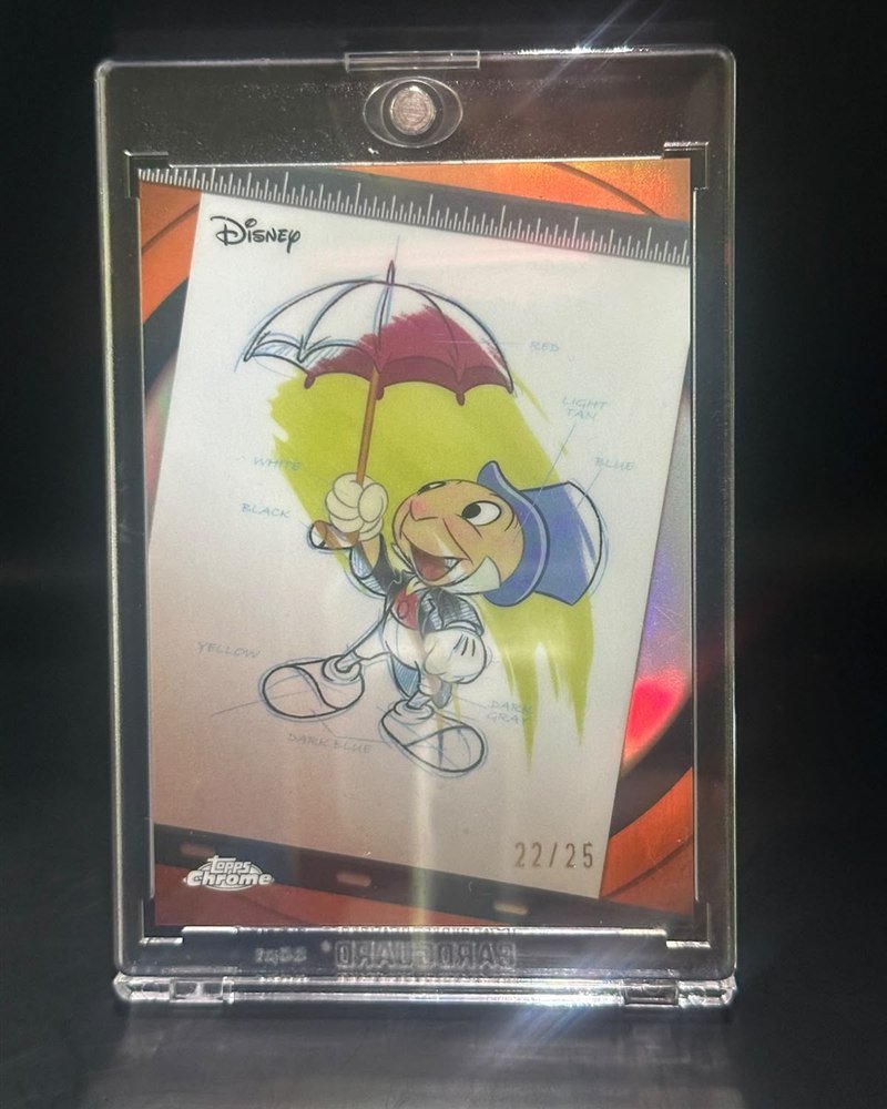 Topps Chrome Disney 2026, inserto Ink & Paint I&P-2, numerada 22/25. Incluye estuche magnético de protección 100pt