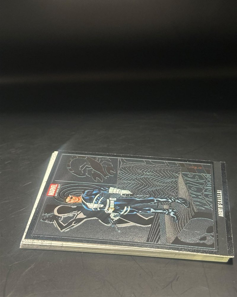 Pila de cartas Panini Marvel Anthology 2025, sin funda. La foto es de referencia