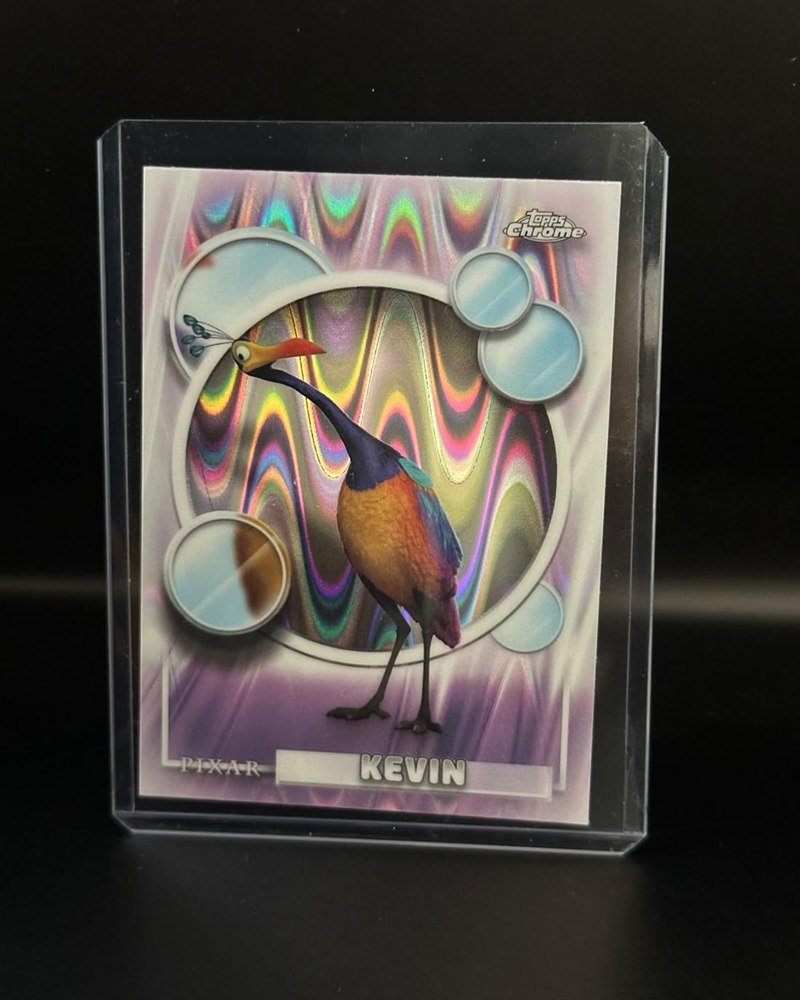 Up (Pixar) · Topps Chrome Disney 2026 #137, paralelo RayWave Refractor