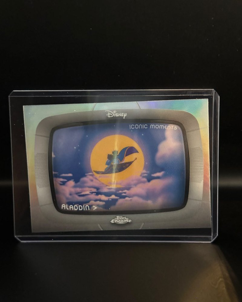 Topps Chrome Disney 2026, inserto Iconic Moments IM-5
