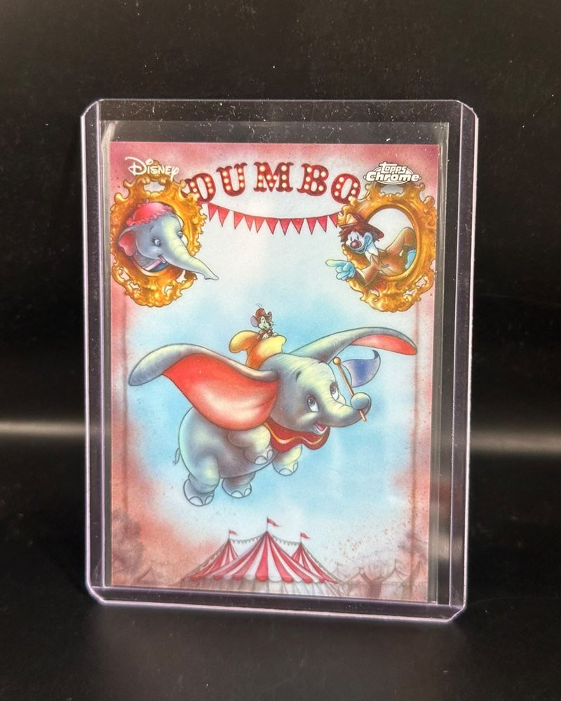 Topps Chrome Disney 2026, inserto Dumbo 85 Years AD-2, arte original de James C. Mulligan