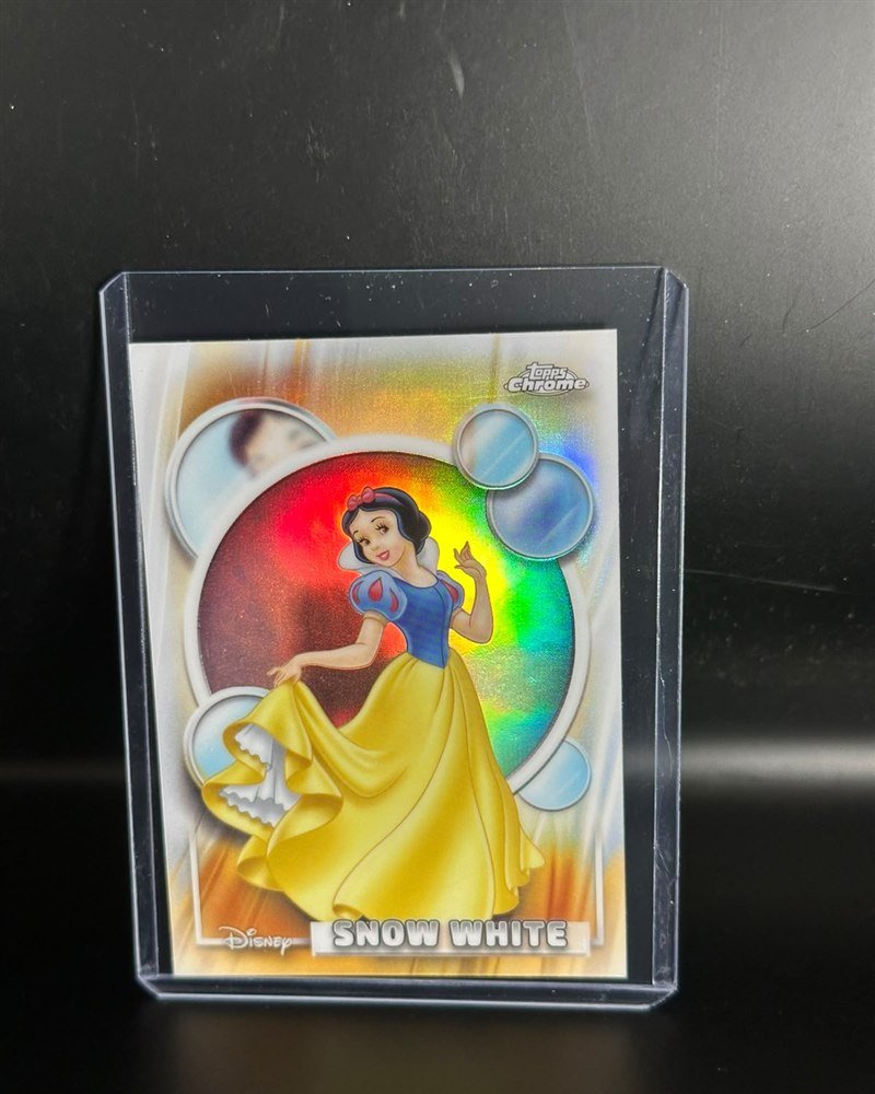 Snow White · Topps Chrome Disney 2026 #1, Refractor
