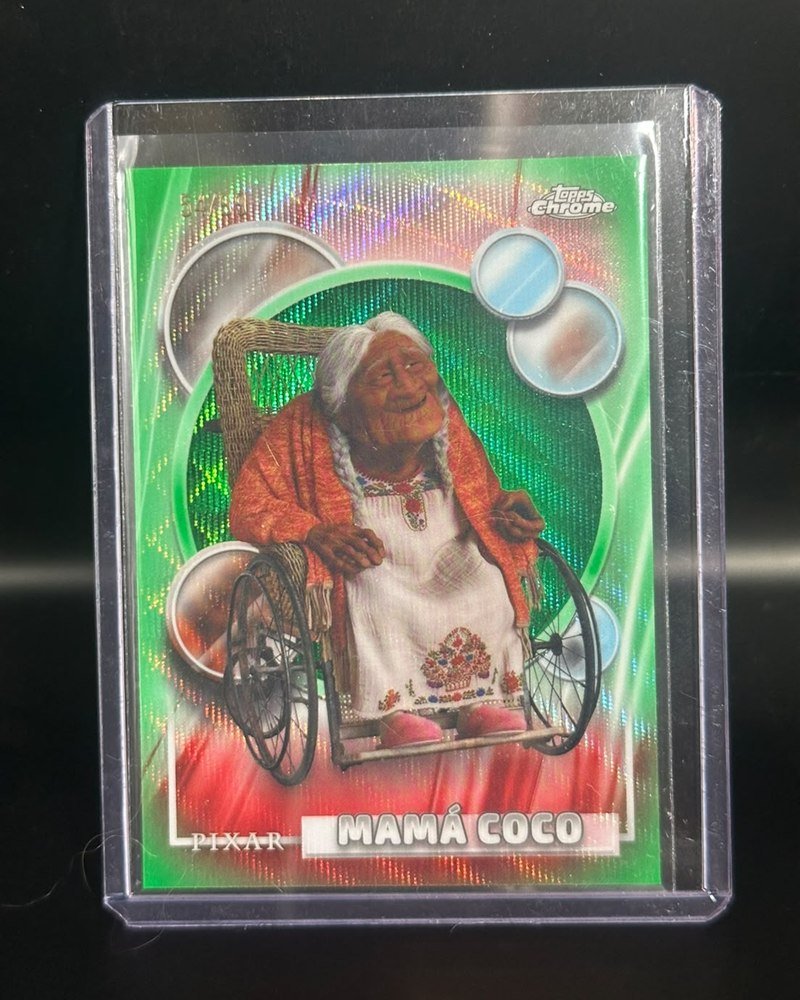 Coco (Pixar) · Topps Chrome Disney 2026 #125, Green Wave Refractor numerada 54/99